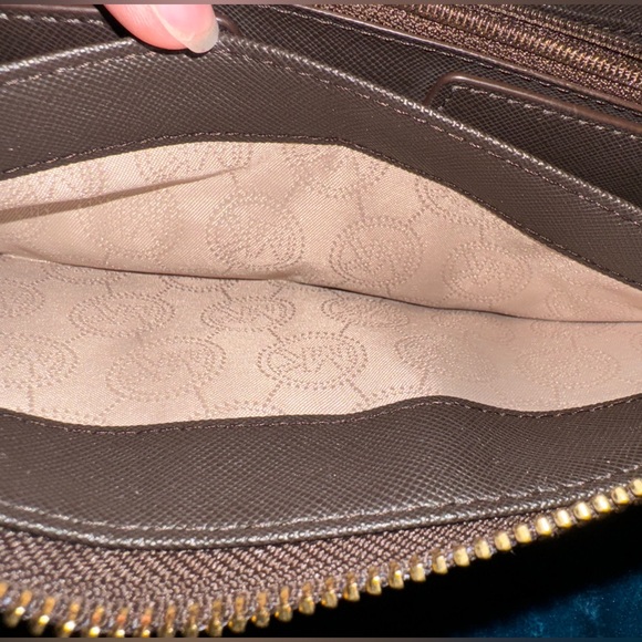 Michael Kors Jet Set Travel Logo Wallet - Picture 9 of 11